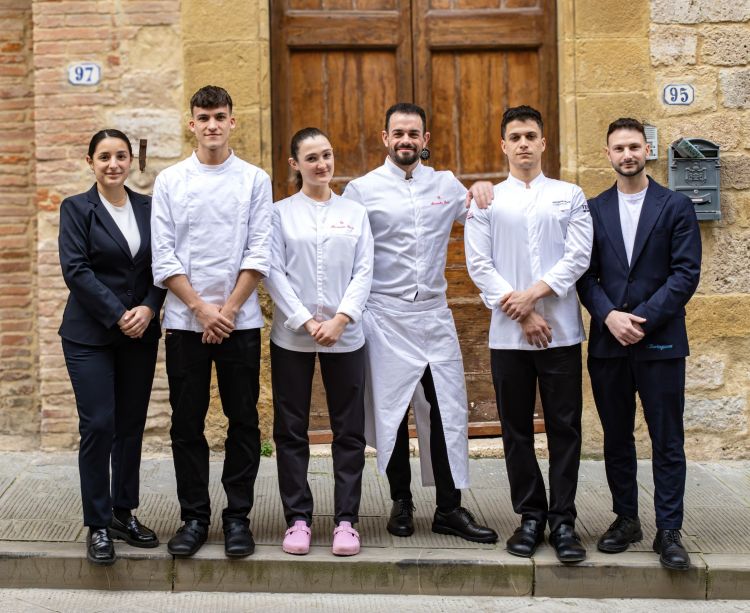Alessandro Rossi, al centro, posa con la brigata d