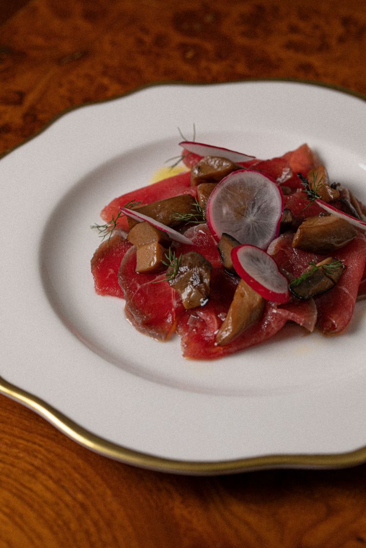 Carpaccio di manzo affumicato, con funghi cardoncelli e ravanelli