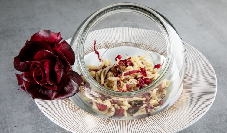 I ‘Girini’, briciole di pasta buttata con petali di radicchio di campo, salsiccia sgrassata, grani del melograno
