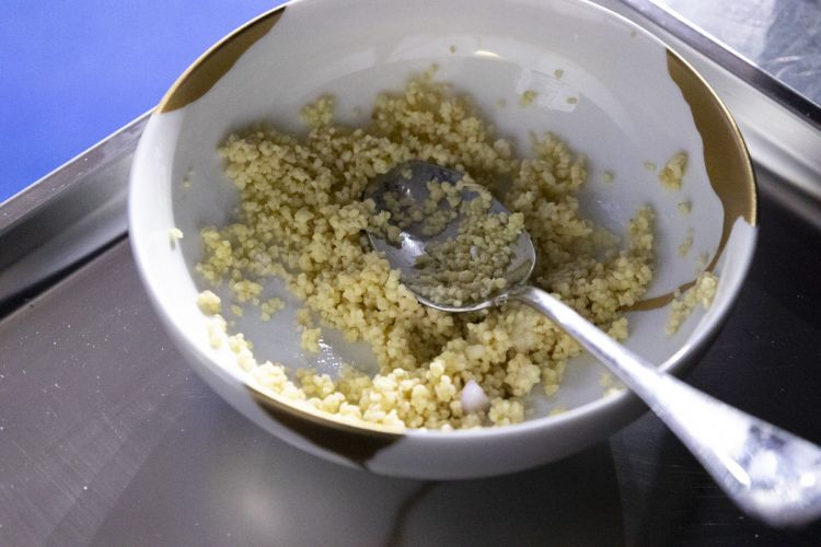 Rehydrated cassava flour for bread baking
