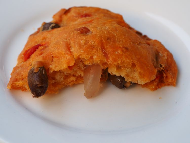 Puccia salentina con olive e cipolla
