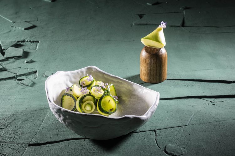 Il primo dei piatti realizzati durante la lezione: Branzino dell’Atlantico marinato, zucchine, olio al prezzemolo, olio di colza, aghi di pino, gel di acqua di mare ed erba cipollina