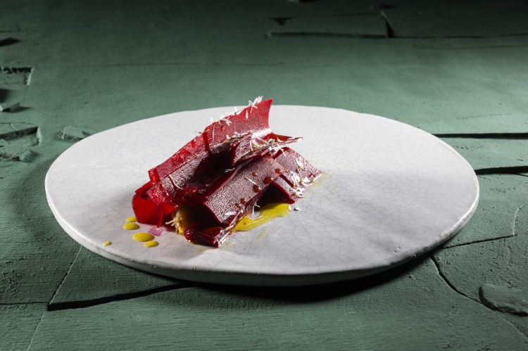 Carota ai chiodi di garofano, aceto e barbabietola con purea di granchio, carota e senape