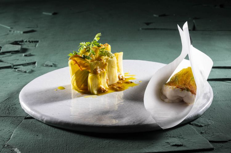 Millefoglie di zucchina gialla e lardo con burro, polline, erbette, sifonato di zucchina, bianco d’uovo e scampo