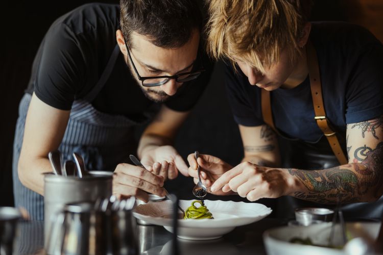 Lo chef Federico Rovacchi al lavoro insieme alla s
