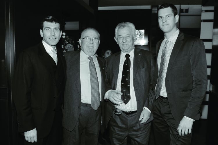 Da sinistra Mauro Stoppani, suo papà Angelo, il conte Pietro Marzotto e il figlio Leone Marzotto, al momento dell'acquisizione di Peck da parte di questi ultimi, nel 2013