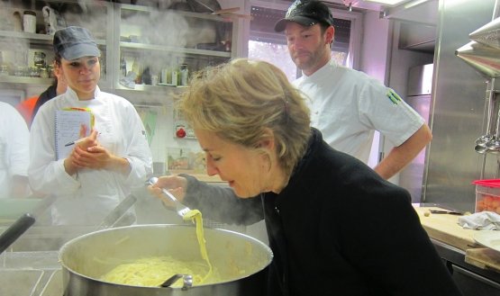 Alice Waters nella cucina dell'American Academy di Roma

