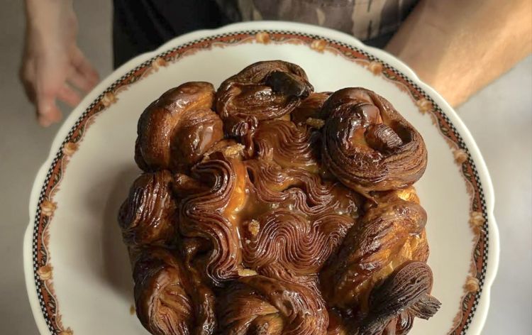 Torta di rose glassata con caramello salato, salsa di soia e miso chiaro
