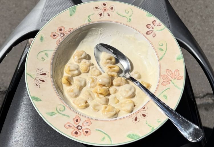 Allegra&nbsp;&egrave; anche cucina, a pranzo e cena: piatti di tradizione bolognese e altri da trattoria contemporanea, non mancano mai i&nbsp;Tortellini in crema di parmigiano (in foto)
