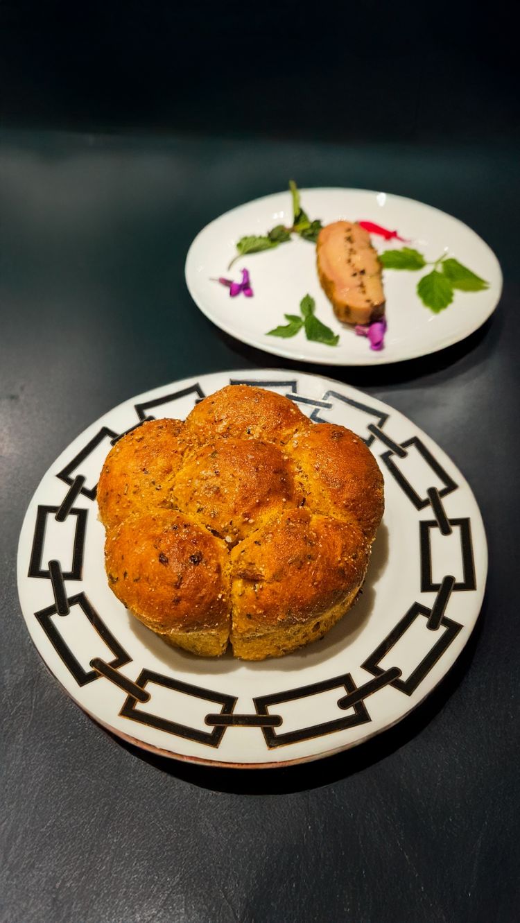 Focaccia impastata col grasso del pollo di Bresse (non si butta via nulla nemmeno in Francia!) e Foie Gras epices, da spalmare come se fosse burro. Tutti i piatti della serata sono stati accompagnati dagli champagne della maison Lallier, importata in Italia da Campari group, con tre etichette selezionate per l'occasione (Réflexion R.021 Brut, Brut Nature e Millésimé Grand Cru Brut 2014) (foto ALMA)
