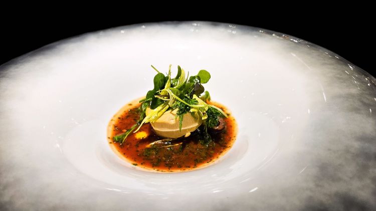 Panna cotta di fegatini: realizzata con le interiora, fonde Italia e Francia, poiché è servita alla puttanesca. Vengono usati i fegati biondi del pollo di Bresse (quelli più gialli e dolci) e una terrina foie gras realizzata in proprio. Piatto stupendo (foto ALMA)
