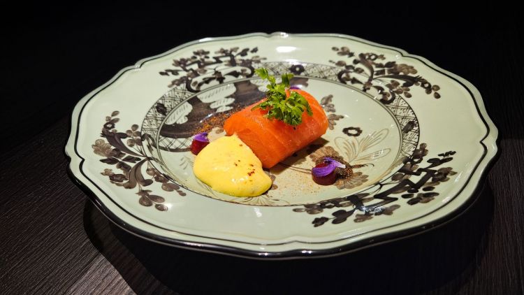 Filetto di trota, zabaione allo zafferano, crema di peperone e popcorn di Parmigiano: la volontà è quella di dare un effetto sorpresa, servendo un pesce con una consistenza inusuale, quindi al cucchiaio. Non sempre un ingrediente rispecchia l'idea classica dello stesso... (foto ALMA)