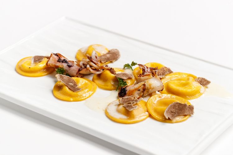 Ravioli dal ripieno liquido di formaggio di fossa con calamaretti e tartufo bianco
