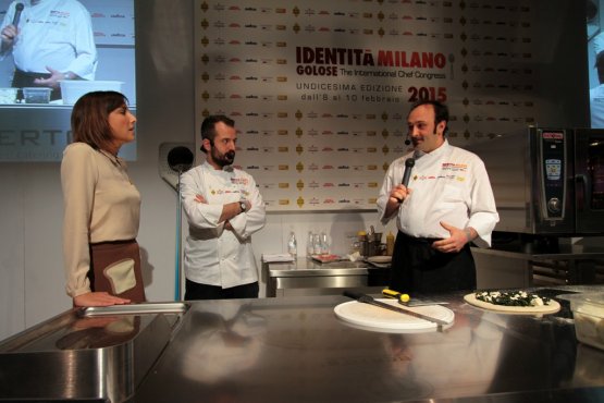 Matteo Aloe, al centro, sul palco con Lisa Casali e il suo "chef di pizza" Massimo Giuliana, col microfono in mano