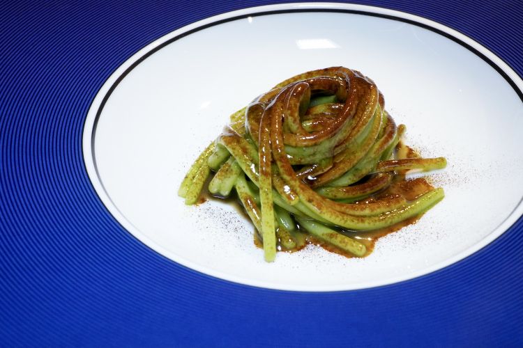 Il piatto del viaggio: Spaghetti tiepidi alle erbe selvatiche, garum di alici e caffè di cicoria, con pasta di gamberetti, peperoncino, polvere di paprika affumicata e nasturzio. Esplosione di aromi, complessa e ben armonizzata
