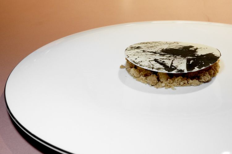 Marble gress, omaggio al locale distretto della ceramica. Il disco di cioccolato bianco  nasconde un crumble alle mandorle, fichi canditi, sciroppo di spezie, salsa di ribes, neve ghiacciata di more
