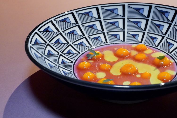Panna cotta alle spezie, crema di carote, succo di prugne selvatiche, foglie di ruta. Buonissimo, magari potrebbe essere il caso di servire in una ciotola per facilitare l'assaggio