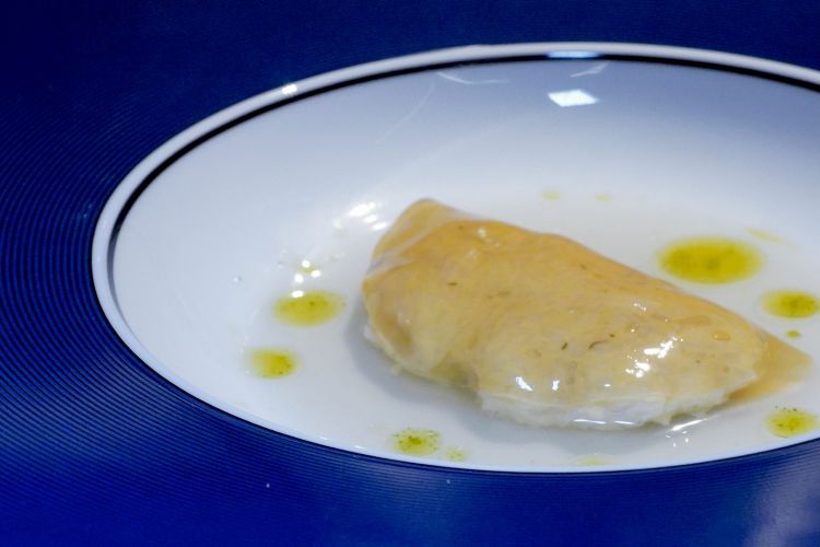 Granchio e porro: lo chef utilizza tutte le parti (un gel di consommé di granchio, la sua polpa con una maionese di porro bruciato, una salamoia di porro fermentato, olio all'aneto)