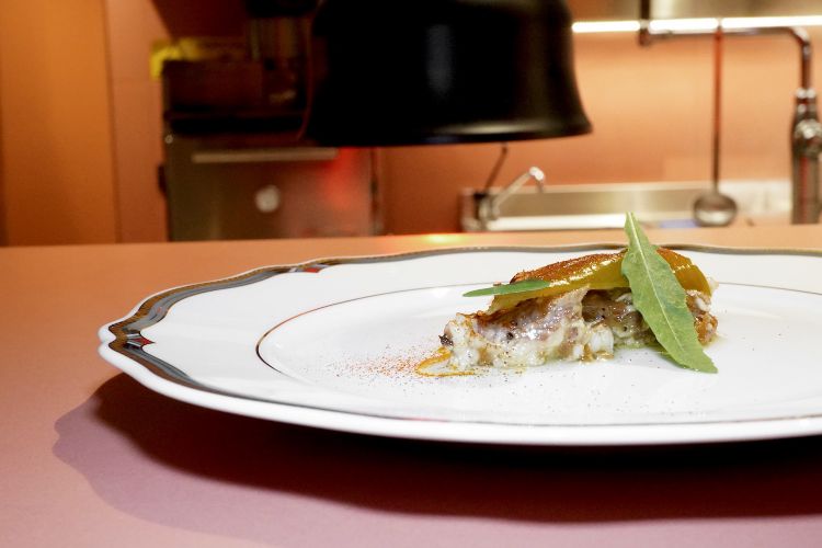 Eccellente l'Anguilla e kimchi di peperone e rose. L'anguilla è cotta nel Josper con scalogno bruciato, poi ci sono i peperoni friggitelli e un olio alle rose