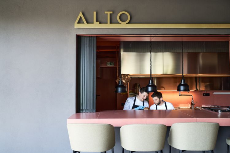 Il bancone con vista sulla cucina dell'Alto