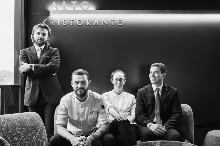 L'intera squadra del ristorante Alto, insegna fine dining situato all'ultimo piano dell'Executive Spa Hotel di Fiorano Modenese
