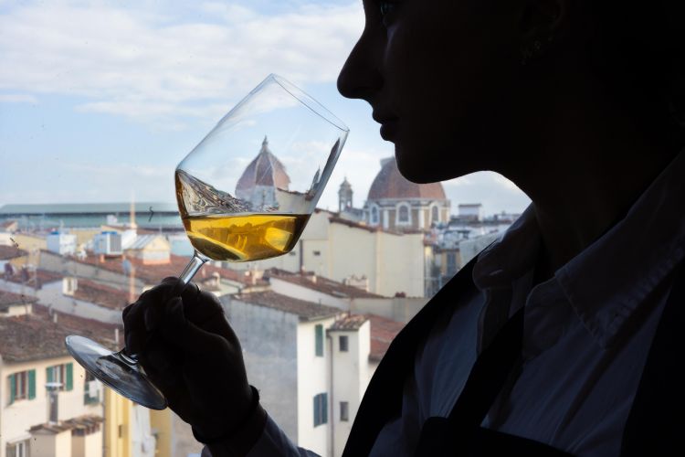 Un assaggio di vino bianco e Firenze sullo sfondo: