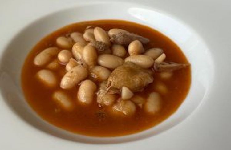 Fagioli stufati con &ldquo;tropezones&rdquo; di selvaggina
