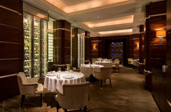 Alyn Williams, il ristorante dell’hotel Westbury di Londra: 16 tavoli per una cinquantina di coperti al massimo. Lo chef è tra i relatori di Identità Milano 2016, domenica 6 marzo per Identità Naturali
