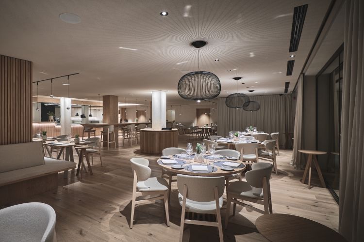 L'ampia sala ristorante aperta anche agli esterni e capace di 80 coperti