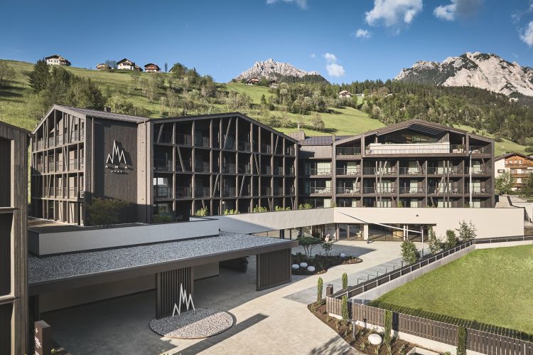 Una panoramica del 4 stelle Ama Stay a San Vigilio di Marebbe che ha rivoluzionato il concetto di ospitalità aprendolo allo smart working e a punto di appoggio per team building e coworking delle aziende