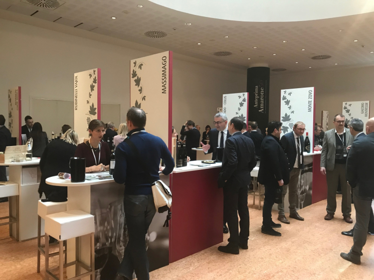 I banchi di assaggio al Palazzo della Gran Guardia a Verona