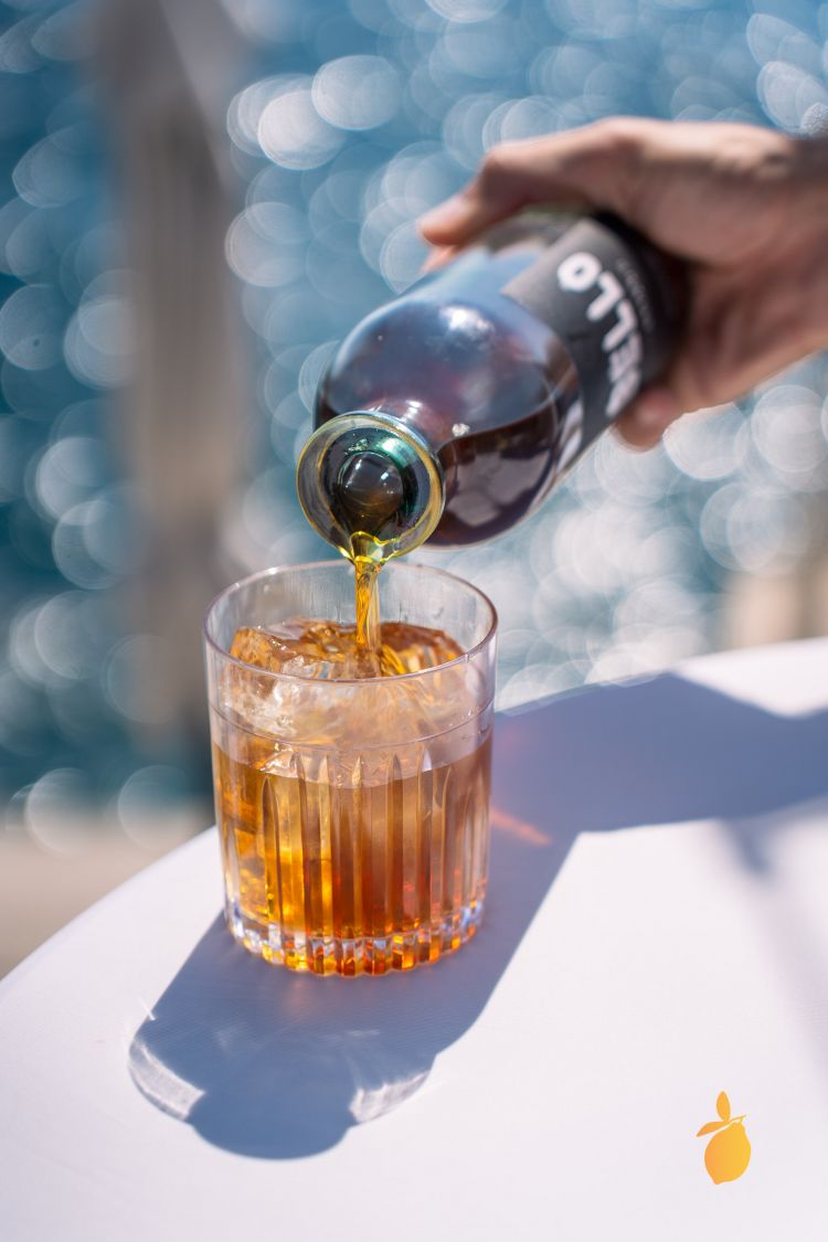 La cocktail week in Costiera è stata anche l'occasione per presentare nuovi prodotti come AmaroBello, ideato da Riccardo Soncini, bartender e proprietario di Disco a Reggio Emilia, è un amaro che strizza l'occhio alla tradizione ma che è anche un ingrediente versatile in miscelazione (foto credits Michele Tamasco).