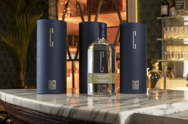 L'Amaro Bianco ha profumi intensi di piante aromatiche, vaniglia, arancia amara e timo