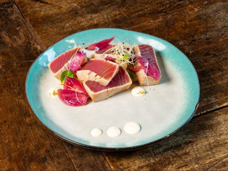 Tagliata di tonno rosso all'amo, fagioli all’olio e cipolla rossa di Tropea caramellata, da Amaro