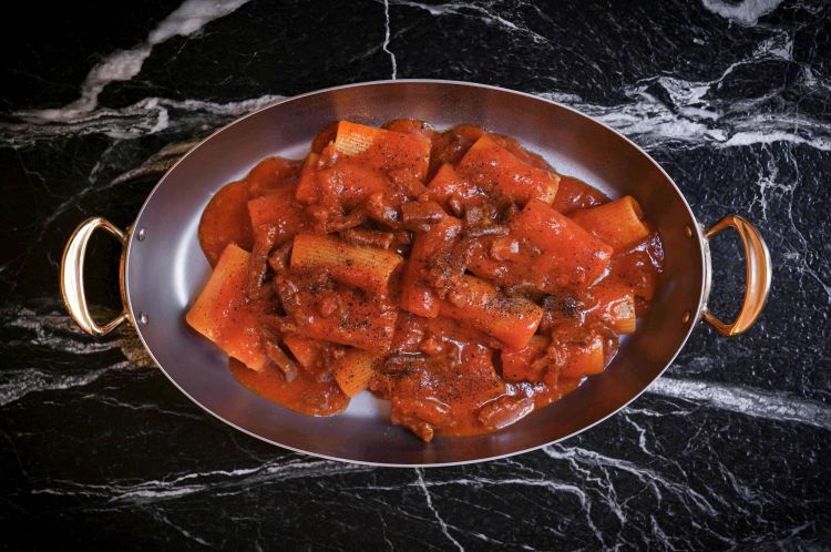 Al Beefbar Milano non poteva, non doveva mancare la pasta. Qui&nbsp;Amatriciana di manzo affumicato, foto Marion Butet Studio

