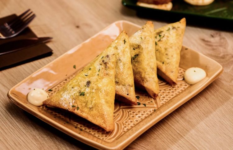 I briwat, uno dei modi pi&ugrave; autentici per iniziare il viaggio nella cucina marocchina. Sono di pasta sfoglia e ripieni, sia vegetariani che di carne
