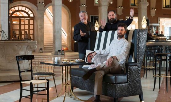 Massimiliano (seduto) e Raffaele Alajmo con, sulla sinistra, il designer Philippe Starck: sono i tre protagonisti, con l'executive chef Silvio Giavedoni, di Amo, il nuovo ristorante targato Alajmo che ha aperto a Venezia
