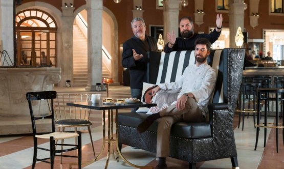 Massimiliano (seduto) e Raffaele Alajmo con, sulla sinistra, il designer Philippe Starck: sono i tre protagonisti, con l'executive chef Silvio Giavedoni, di Amo, il nuovo ristorante targato Alajmo che ha aperto a Venezia