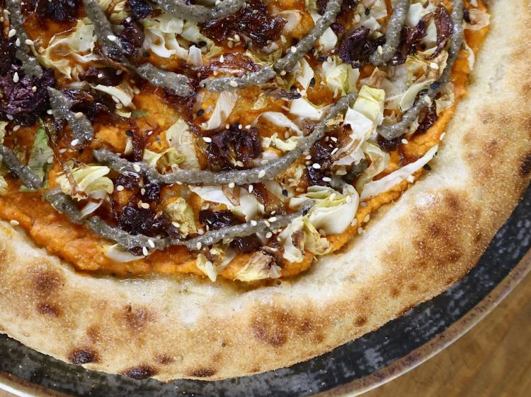 Amore amaro, con scarola, olive e cipolle caramellate
