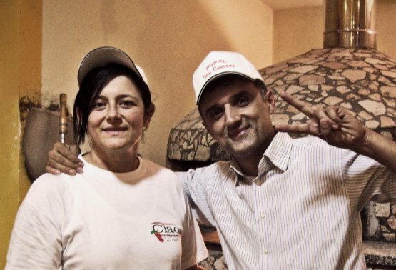 Amoriello con la moglie Marianna Iaquinto, altra abile pizzaiola
 