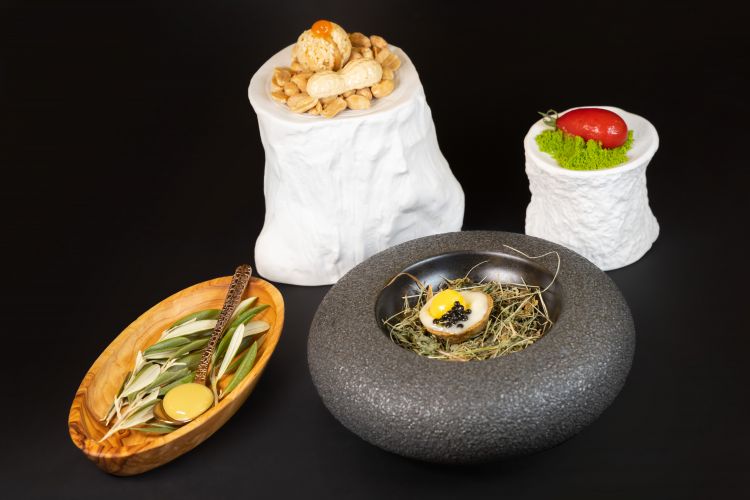 I fantasiosi e delicati amuse bouche che aprono il menu degustazione Otto elementi, fatto appunto da otto portate