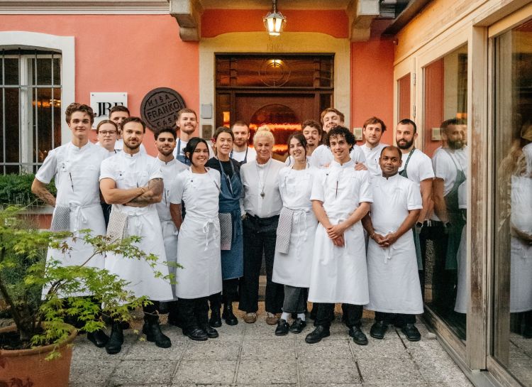 Ana Roš con il team del suo Hiša Franko a Koba