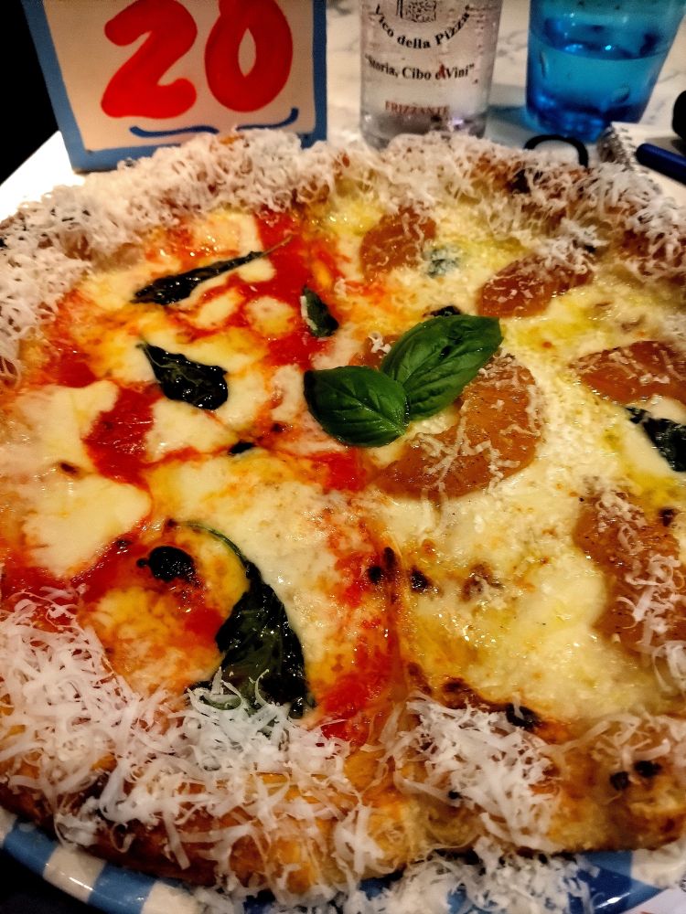 La mia Margherita: per metà la classica Presepe Napoletano e per l'altra parte la rivoluzionaria all'ananas con il cornicione formaggioso grazie alla novità delle scaglie di cacioricotta