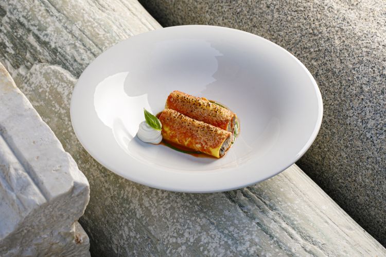 Cannellone tradizionale del 1924 ripieno di carne di manzo e coulis di pomodoro