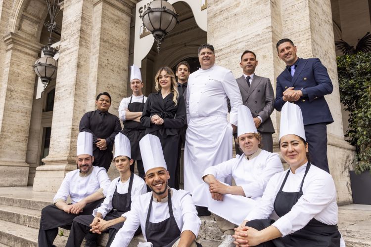 Lo chef Heros De Agostinis con il suo staff del r