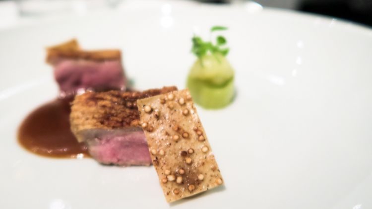 Petto d'anatra e la sua pelle croccante aromatizzata con cinque spezie, mela e porro, zampa d'anatra, crema di wafer