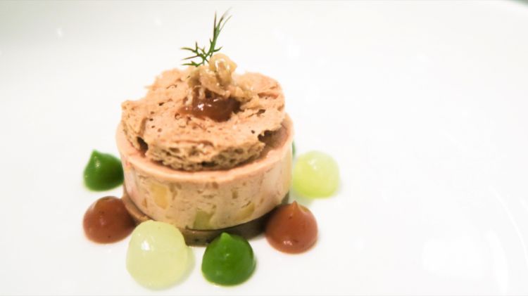 Terrina di fegato d'anatra, cetriolo sottaceto, crema di porri e zenzero, polvere di buccia d’anatra