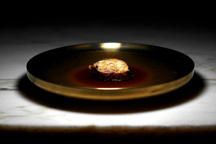 Anatra all’arancia: collo d’anatra alla brace farcito con albedo di agrumi (arancia, pompelmo, cedro e limone) e una piccola parte di polpa d’anatra. Il fondo è di anatra e finocchietto selvatico