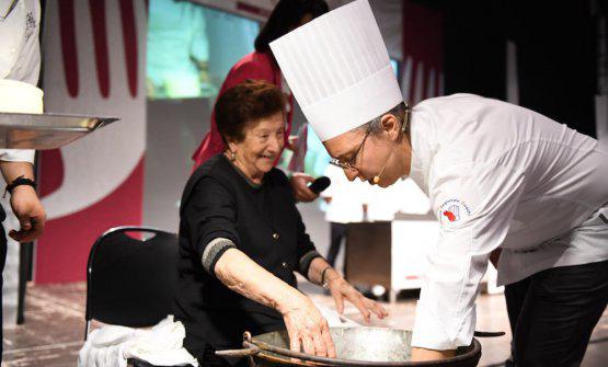 Enrico Mazzaroni prepara il casciottu con zia Gina, a Meet in Cucina Marche
