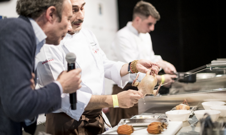 Anthony Genovese prepara il piccione sul palco di 